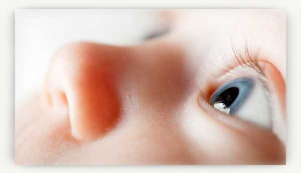 Закочування очей: чому дитина закочує очі вгору і в бік, причини